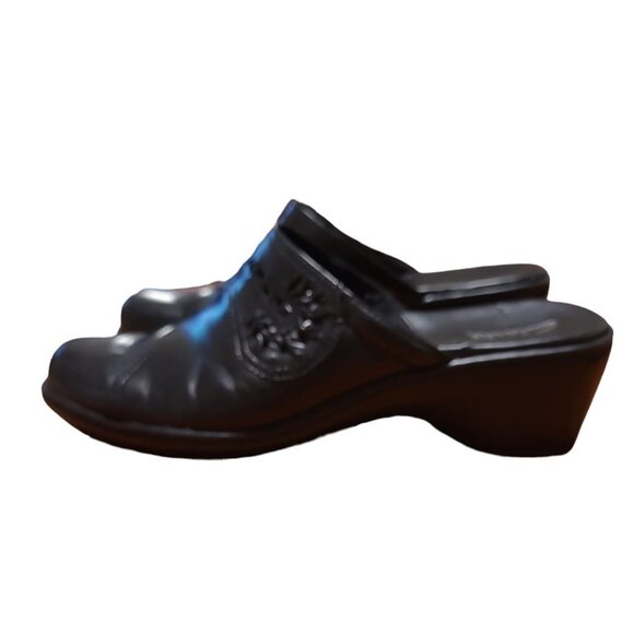 Clarks Clogs in a solid Black Leather Slip on Shoe style with a Heel Comfort - Picture 2 of 5